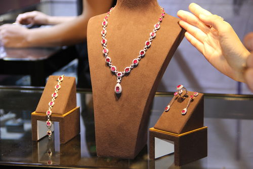 第34届成都珠宝首饰展览会暨工艺品展火爆开幕，璀璨盛宴引领珠宝新风尚